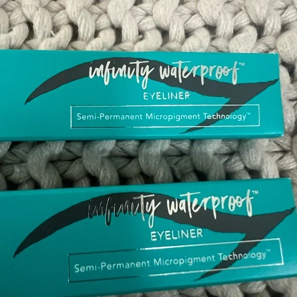 Thrive Causemetics Hoda Eyeliner Set - Picture 3 of 5